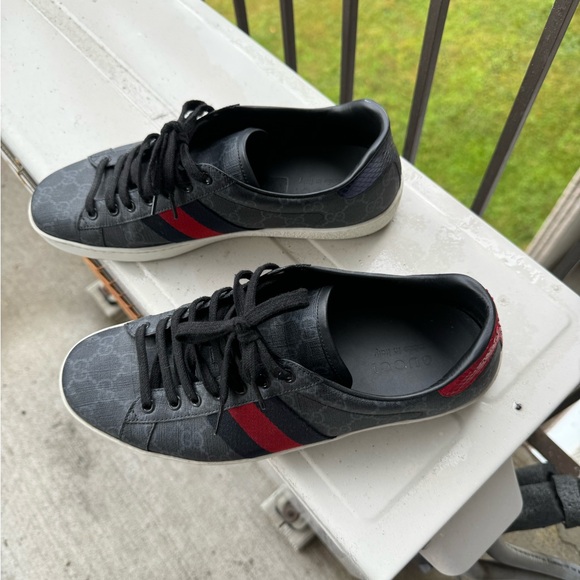 Slightly used Gucci Sneakers, it comes with box and receipt . size 8 - Picture 4 of 6